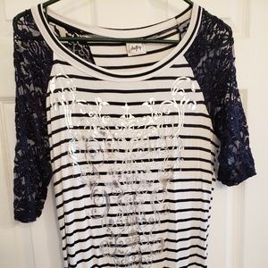 Daytrip 3/4 lace sleeved top